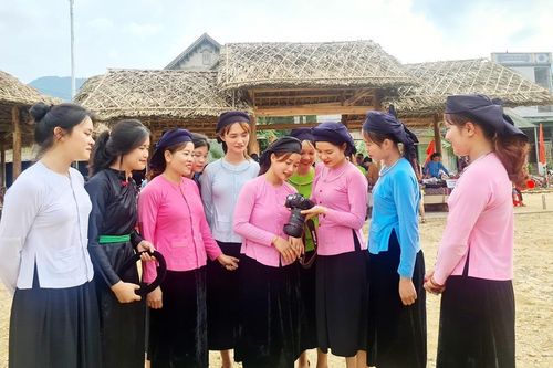 Tôn vinh trang phục truyền thống dân tộc thiểu số