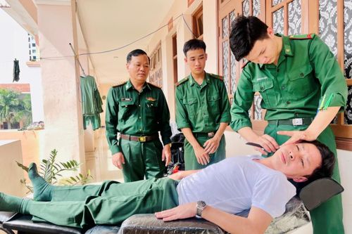 Câu chuyện kể trong tiệm cắt tóc Trung đội Vệ binh