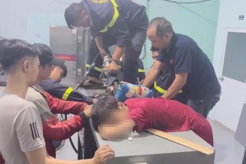 Cảnh sát giải cứu thiếu niên 14 tuổi bị tai nạn lao động thương tâm
