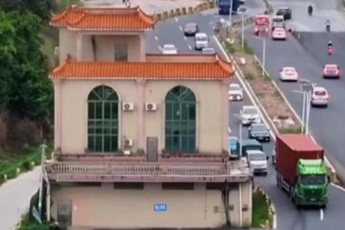 Trung Quốc phá dỡ biệt thự nằm chình ình án ngữ giữa đại lộ