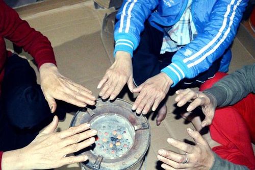 Thủ tướng: Các tỉnh hướng dẫn người dân không dùng than sưởi ấm trong phòng kín