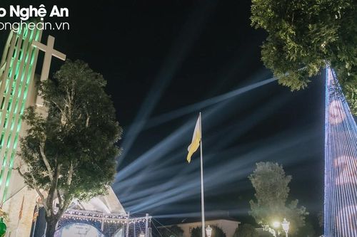 Biển người đổ về các nhà thờ ở thành Vinh để đón Giáng sinh