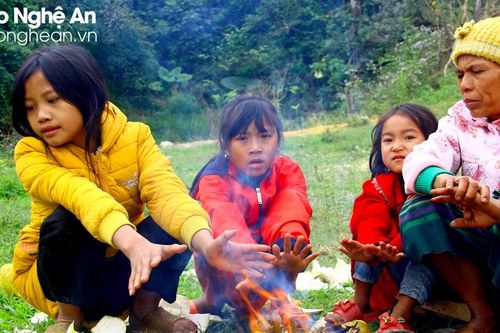 Người dân huyện vùng biên Nghệ An đốt lửa sưởi ấm trong giá rét 1-5 độ C
