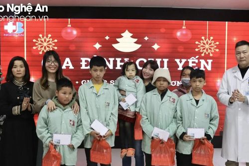Giáng sinh yêu thương cho bệnh nhân ung thư tại Bệnh viện Ung bướu Nghệ An
