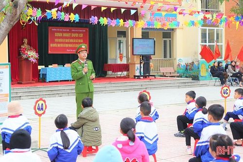 Truyền thông 'nói không' với pháo nổ, vật liệu nổ cho hàng chục ngàn học sinh, giáo viên