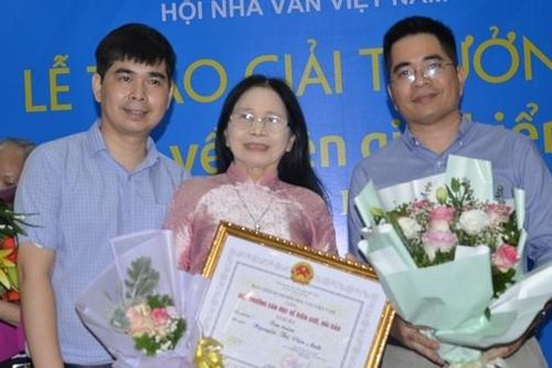 Nhà thơ Vân Anh: 'Nhóm đời ta làm củi''