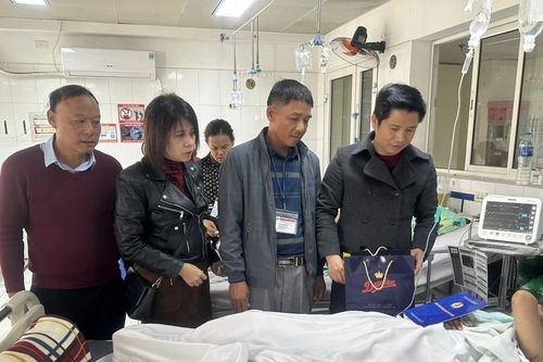 Công đoàn Giáo dục Hà Nội thăm nữ sinh bị thương vụ sập trần lớp học ở Nghệ An