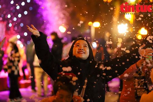 Người dân Hà Nội lần đầu ngắm tuyết rơi trong đêm Noel trên phố đi bộ