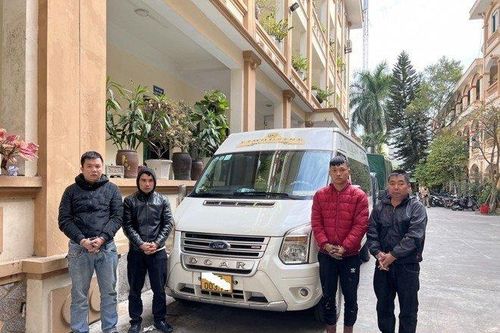 Bắt nhóm đối tượng dùng ô tô khách đi bắt khách dọc đường rồi...cướp