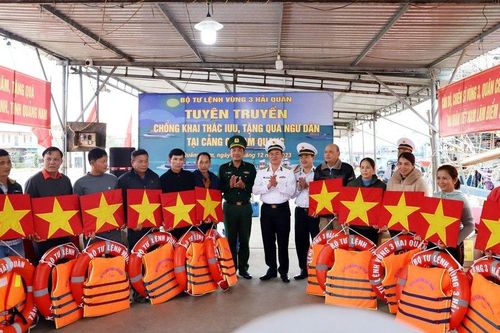 Vùng 3 Hải quân tặng quà cho ngư dân, con ngư dân được nhận đỡ đầu