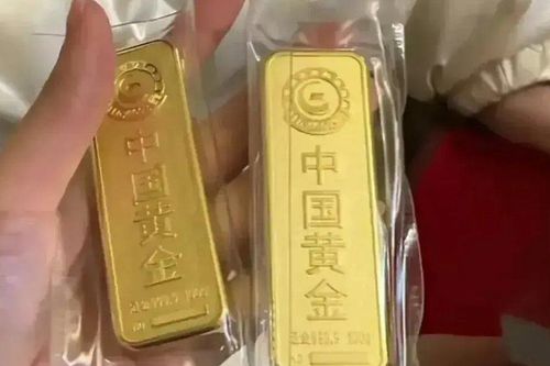 Bé trai mẫu giáo mang 2 thỏi vàng tới tặng bạn gái cùng lớp