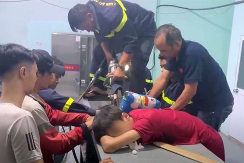 Nghẹt thở giải cứu thiếu niên 14 tuổi bị kẹt tay trong máy trộn thực phẩm
