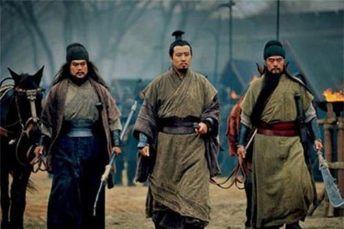 Lưu Bị vốn dĩ gia cảnh nghèo như vậy, lấy tiền chiêu binh mãi mã ở đâu ra?