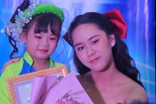 Bella Vũ trao tặng 70 phần quà cho trẻ em dịp Giáng Sinh