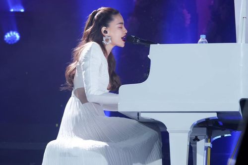 Hồ Ngọc Hà tự đệm piano, trình diễn hit chục triệu view: Xứng danh 'Nữ hoàng giải trí' của showbiz Việt!