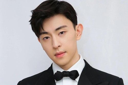 Chẳng cần đóng nhiều phim, Đặng Luân vẫn gây bão mạng vì 1 hành động vào dịp Giáng sinh