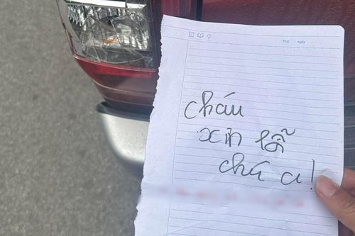 Không may tông vỡ kính ô tô, nữ sinh lớp 6 để lại mẩu giấy khiến tài xế vừa đọc liền tha thứ