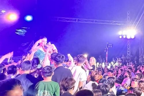 Nổi tiếng giàu 'nứt vách' trong showbiz, nữ ca sĩ vẫn nhận lời đi hát hội chợ
