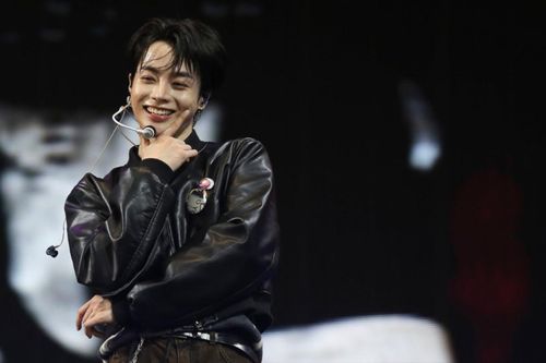 Hanbin Ngô Ngọc Hưng lao xuống sân khấu lúc đang biểu diễn, hành động của bảo vệ gây xôn xao