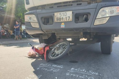 Một nữ thiệt mạng khi va xe tải cùng chiều