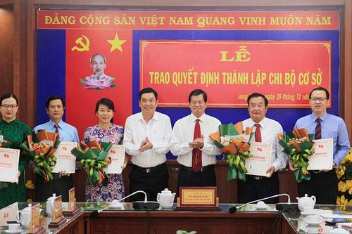 Thành ủy Long Xuyên công bố và trao quyết định thành lập chi bộ cơ sở