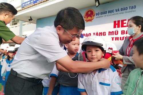 Hơn 190 mũ bảo hiểm được trao cho cho học sinh lớp 1 Trường Tiểu học Chu Văn An