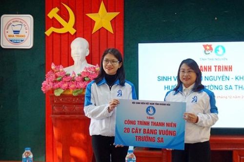 Hội Sinh viên Việt Nam tỉnh Khánh Hòa: Trao tặng 20 cây bàng vuông, 10 suất học bổng cho học sinh khó khăn của tỉnh Thái Nguyên