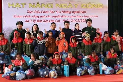 Nhiều phần quà ý nghĩa được trao cho học sinh, người dân Bát Xát