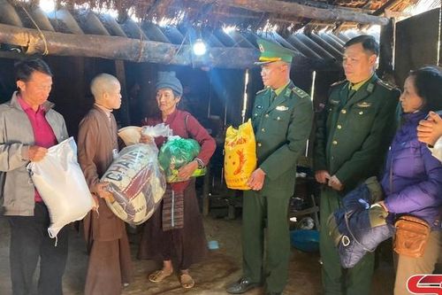 Trao quà chương trình tình nguyện mùa đông, xuân tình nguyện tại huyện Sốp Cộp