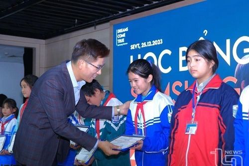 Trao 200 suất học bổng 'Chắp cánh ước mơ Samsung' cho học sinh nghèo