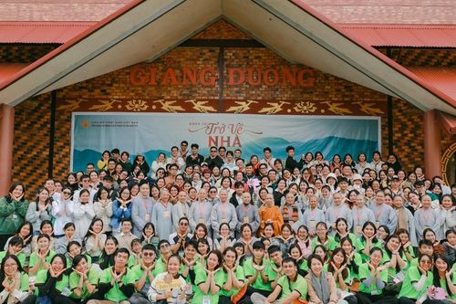 Hơn 300 bạn trẻ tham gia khóa tu 'Trở về nhà' do Phân ban Ni giới T.Ư tổ chức