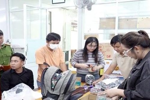 Bắt quả tang một đối tượng bán pháo, thu giữ hơn 4.200 quả