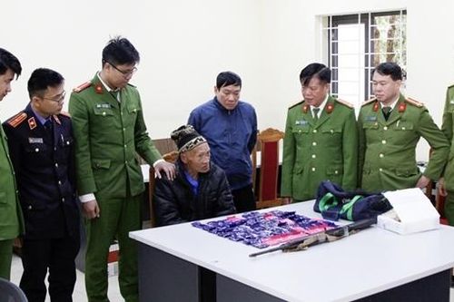 Thủ súng carbine vượt rừng 'ôm' gần 12.000 viên ma túy tổng hợp