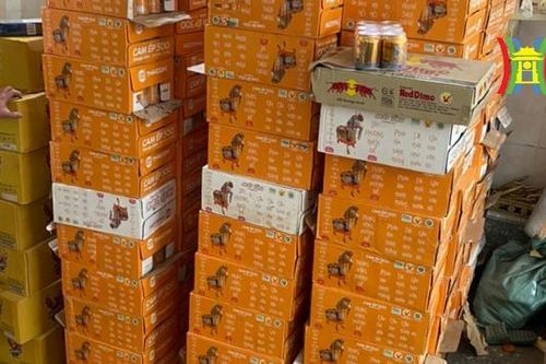 Phát hiện hàng trăm thùng nước giải khát hết hạn sử dụng