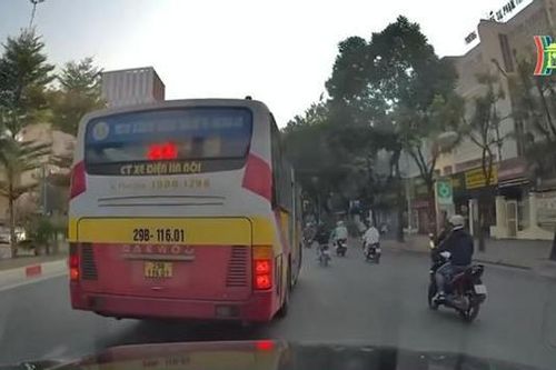 Xe buýt chuyển làn ẩu gây nguy hiểm cho phương tiện khác