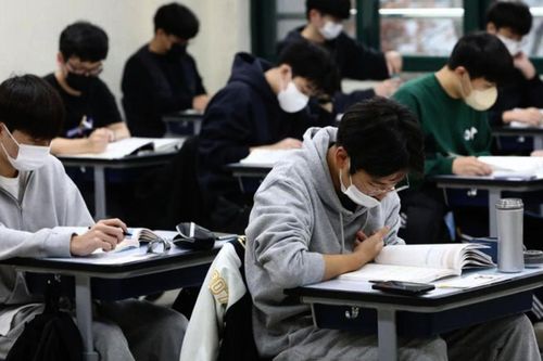 Chuông báo hết giờ thi sớm hơn 90 giây, thí sinh đòi bồi thường gần 400 triệu