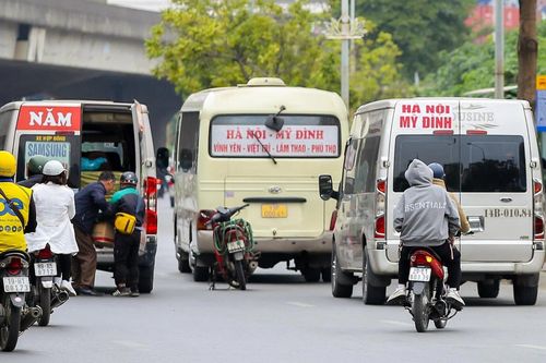 Xe khách vô tư tạt đầu, chạy kiểu 'rùa bò' bắt khách trên phố Hà Nội