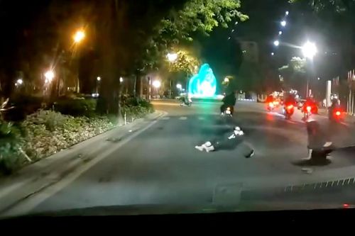 Xe máy phóng nhanh ngã tóe lửa trên đường phố Hà Nội