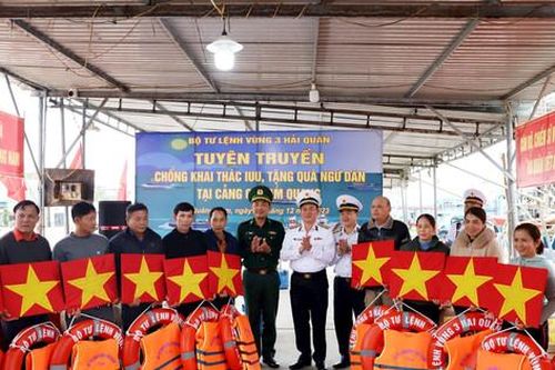 Vùng 3 Hải quân thăm, tặng quà ngư dân, con ngư dân được nhận đỡ đầu