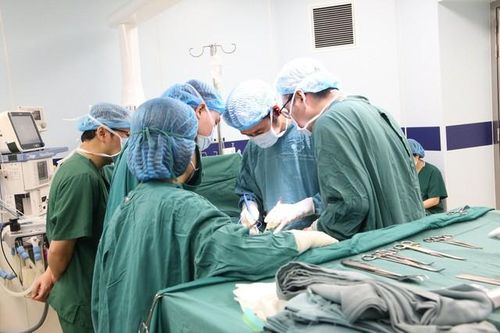 Phẫu thuật cho bé gái 2 tuổi bị trật khớp háng bẩm sinh