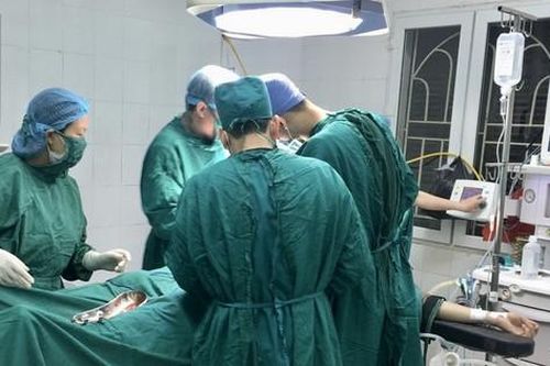 Cấp cứu bệnh nhân vỡ lách, trụy mạch vì tai nạn giao thông trong đêm Giáng sinh