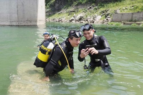 Người nhái ở Thủy điện Hòa Bình