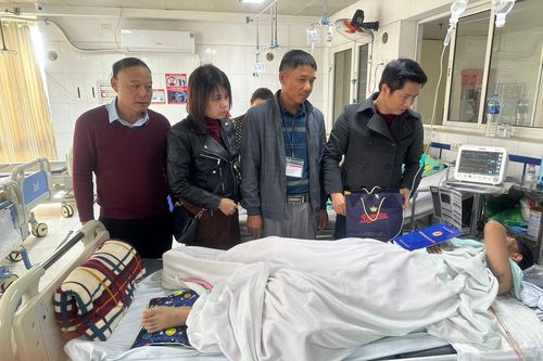 Ngành giáo dục Hà Nội thăm hỏi nữ sinh bị thương nặng trong vụ sập trần phòng học ở Nghệ An