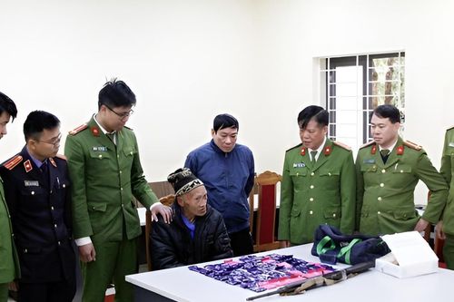 Sơn La: Bắt đối tượng 70 tuổi cầm súng buôn bán ma túy