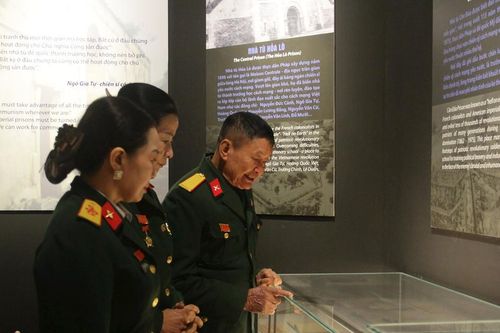 Trưng bày tư liệu quý về 'Những hạt giống đỏ'
