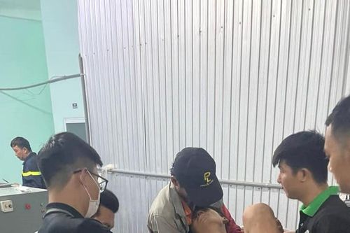 TP HCM: Công an giải cứu nạn nhân bị kẹt tay vào máy trộn