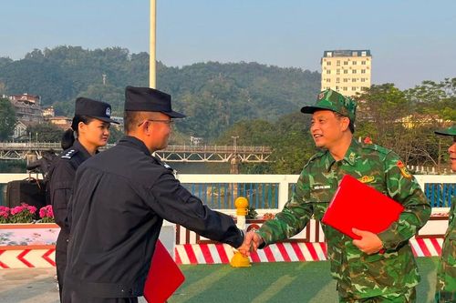 Lào Cai: Hợp tác với nước bạn tuần tra, kiểm soát biên giới phòng chống buôn lậu