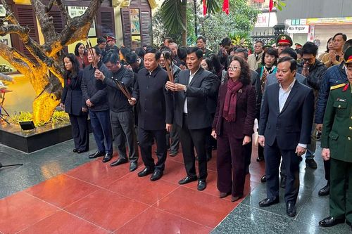 Quận Đống Đa dâng hương tại Đài tưởng niệm Khâm Thiên