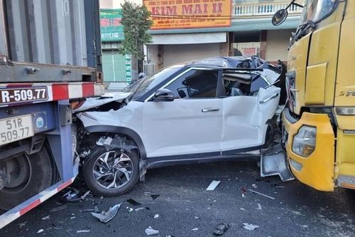 Tai nạn giao thông mới nhất 26/12/2023: Ô tô 5 chỗ kẹt giữa 2 xe container