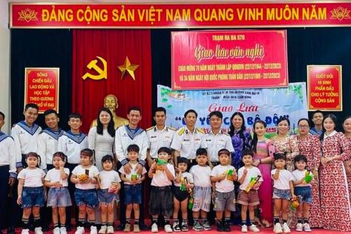 'Vui Tết Quân đội, thắm tình quân dân'
